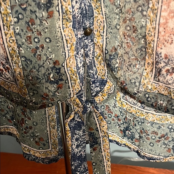 Knox Rose Green Pink Sleeveless Blouse with Tie Front and Mandarin Collar - Picture 4 of 9